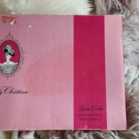 Lady Cristina set of Yellow Linen Tablecloth and 4 Napkins - Picture 9 of 13